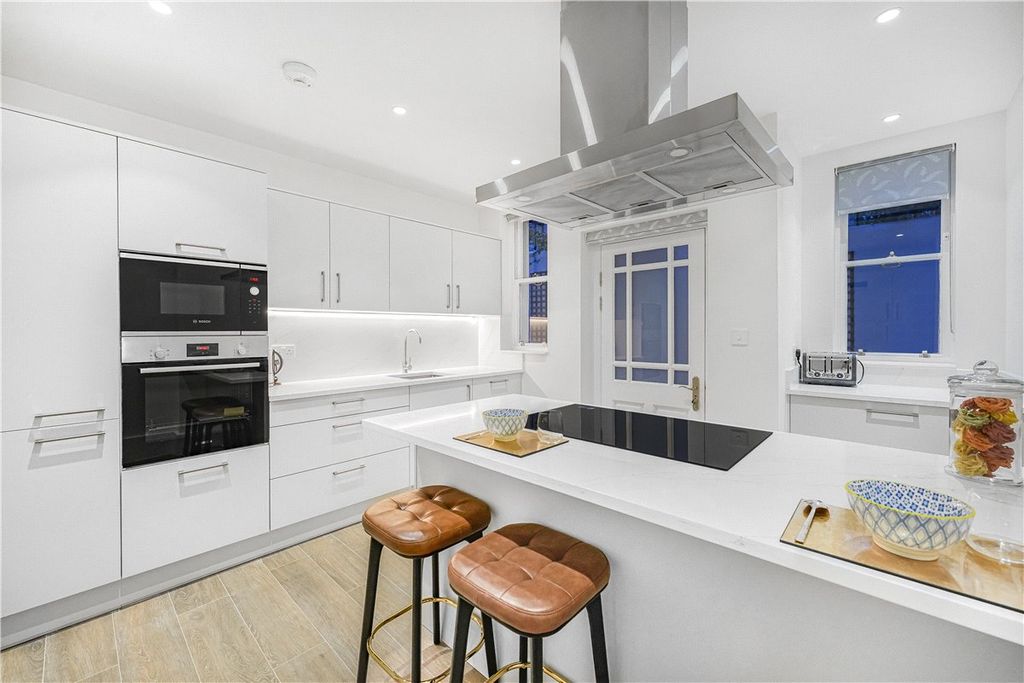 Property photo 2 of 34 Picture No. 11