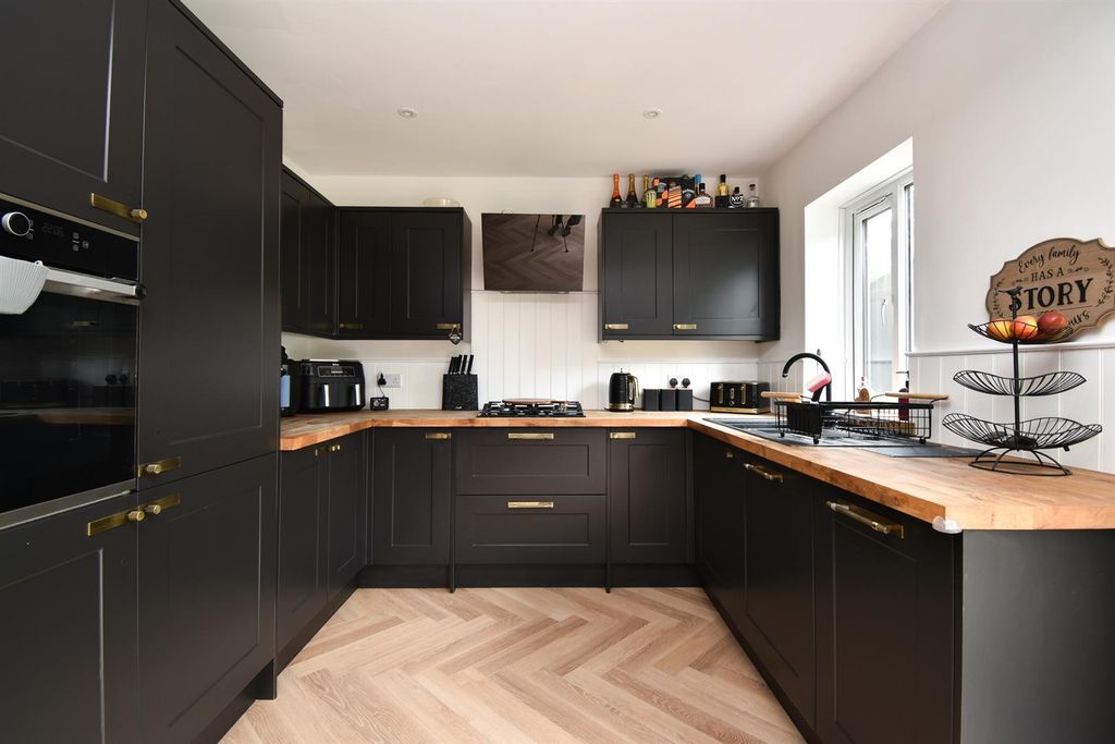 Property photo 3 of 15 Kitchen