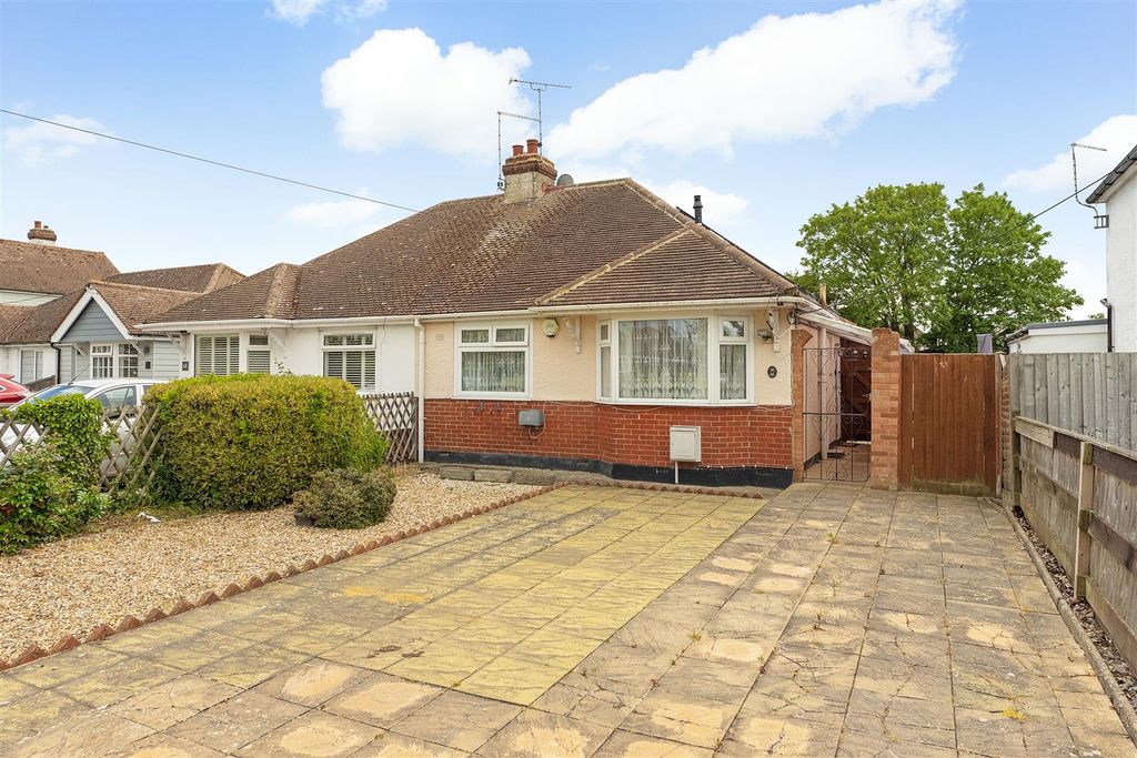 Property photo 1 of 17 St Johns Road, Swalecliffe, Whitstable