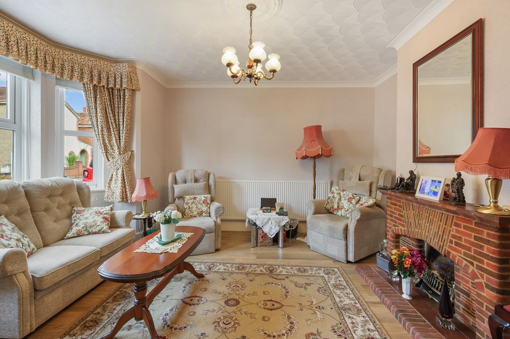 Property photo 2 of 27