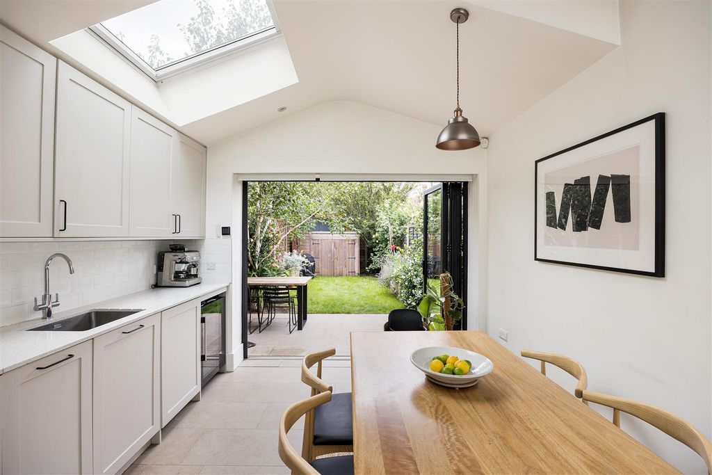 Property photo 2 of 28 Ellingham Road, E15