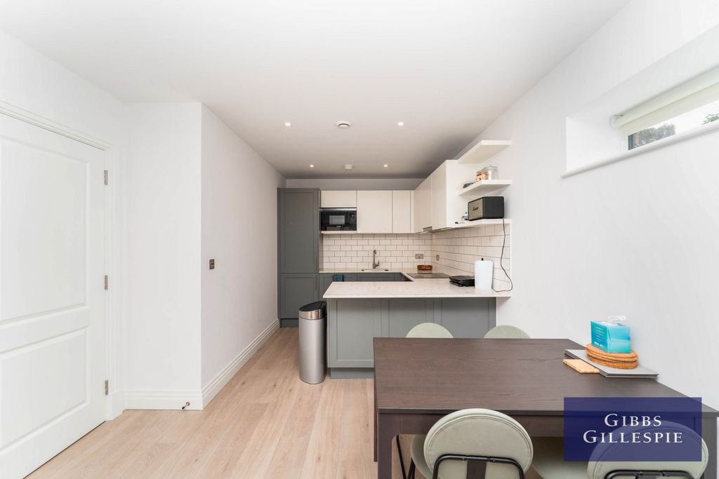 Property photo 3 of 10 2 - 0B7d6078-A151-ee
