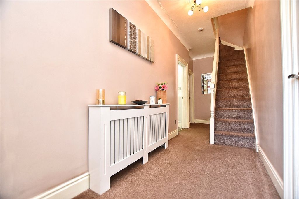 Property photo 2 of 21 Entrance Hall