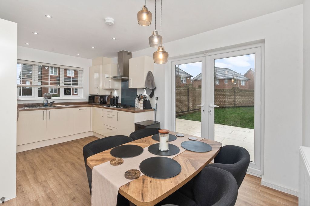 Property photo 2 of 31