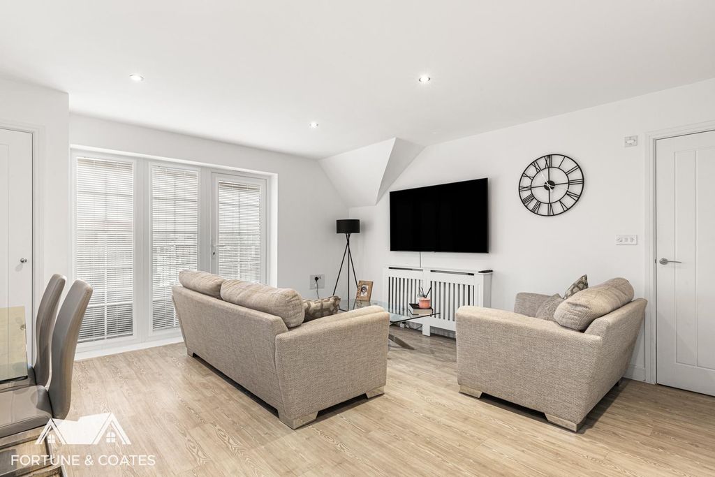 Property photo 2 of 19 Kingfisherway_10.Jpg