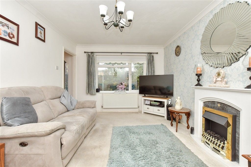 Property photo 3 of 9 Lounge