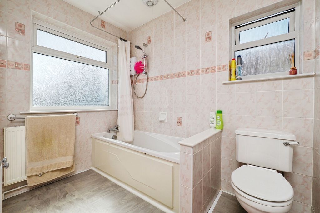Property photo 3 of 19 Bathroom