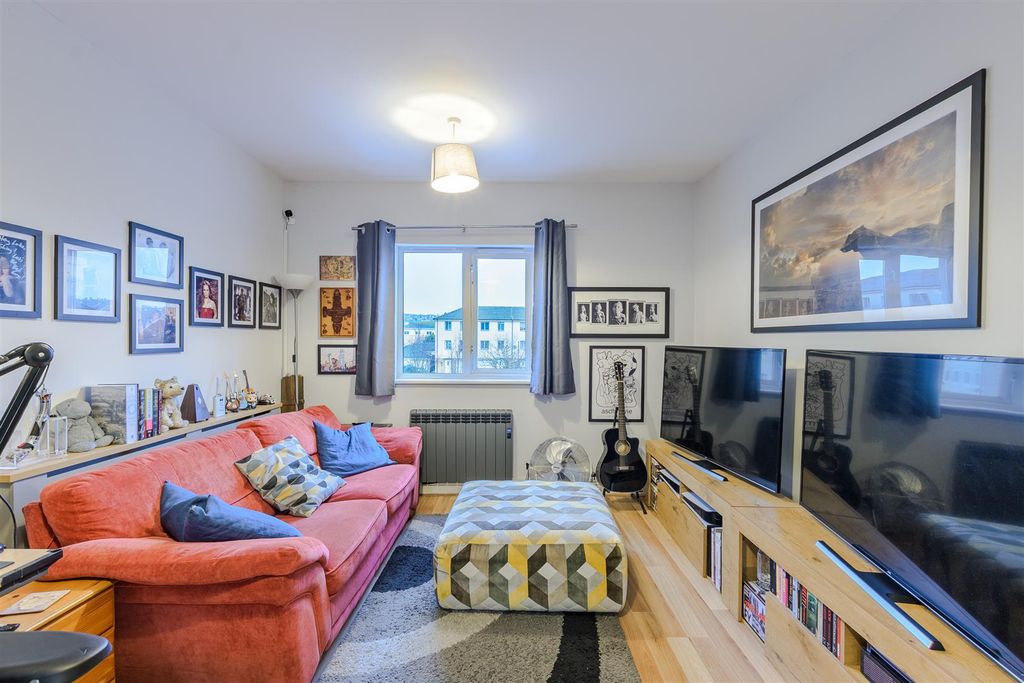 Property photo 2 of 12 Living Room/Kitchen