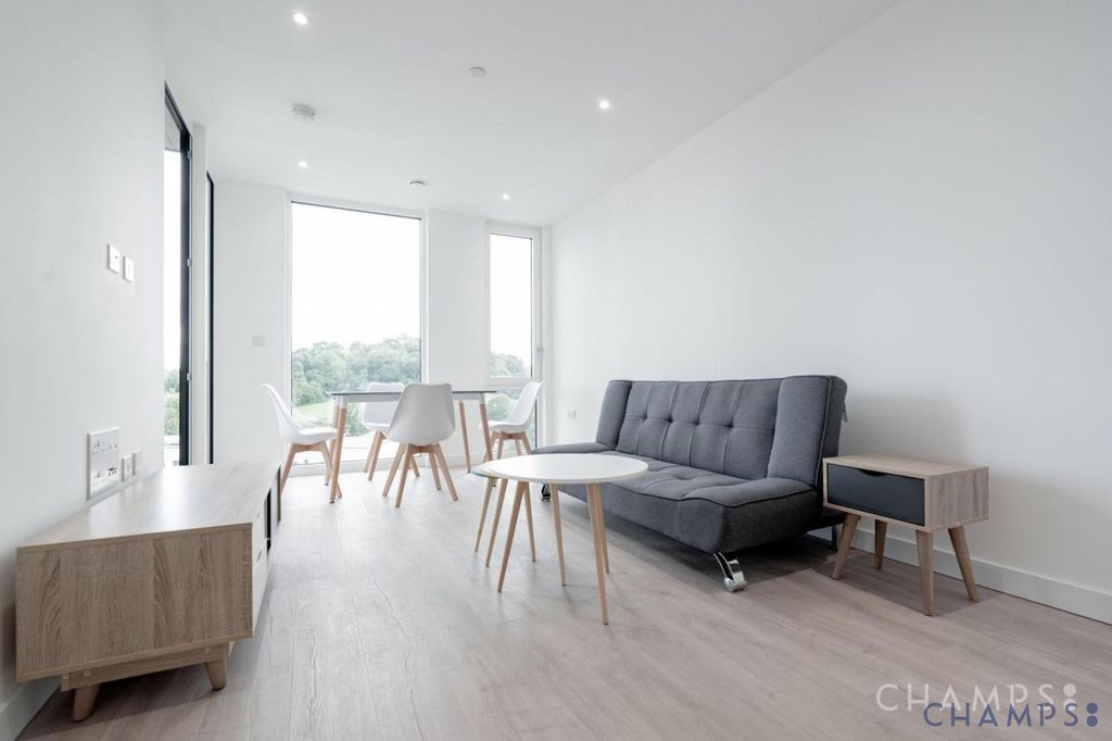 Property photo 1 of 10 2 Bedroom Flat