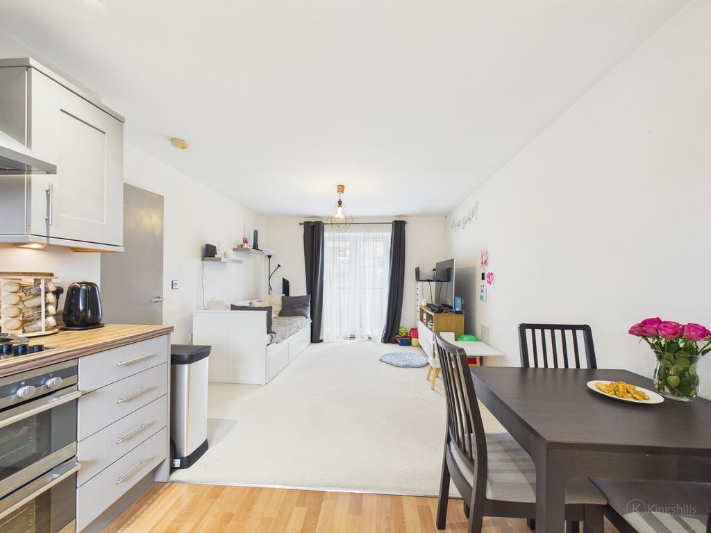 Property photo 3 of 10 Cam02136G0-Pr0532-Still012