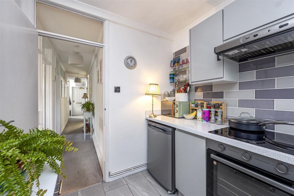 Property photo 3 of 18 Kitchen