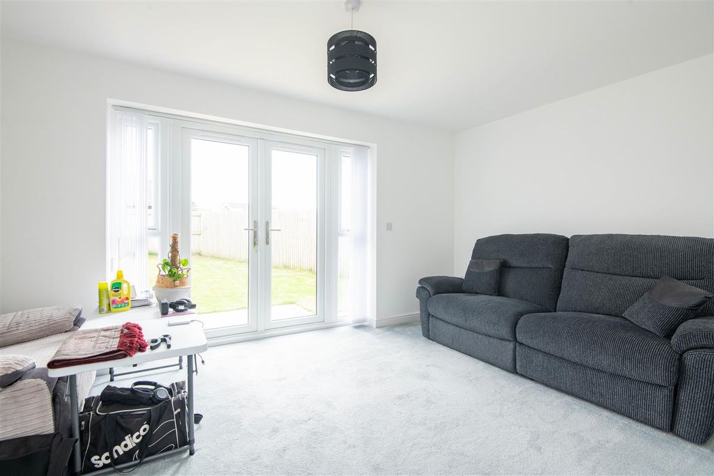 Property photo 2 of 18 Lounge