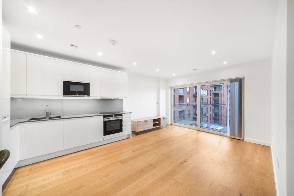 Property photo 2 of 7 Liivng Room