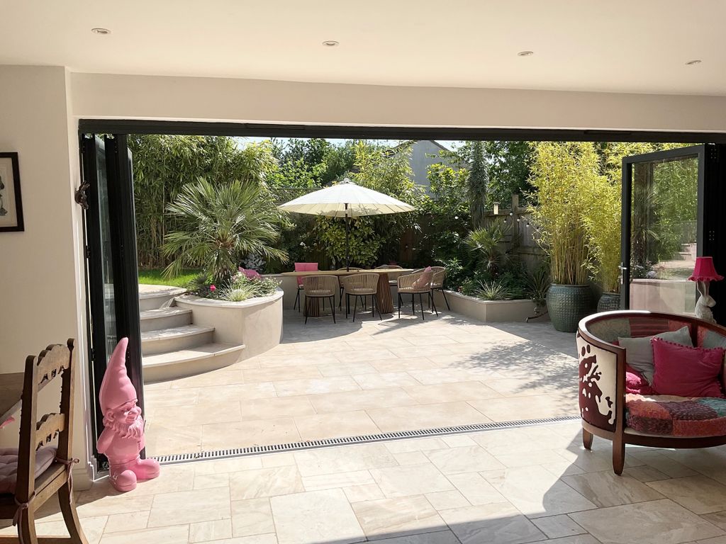 Property photo 2 of 43 Family Area To Garden
