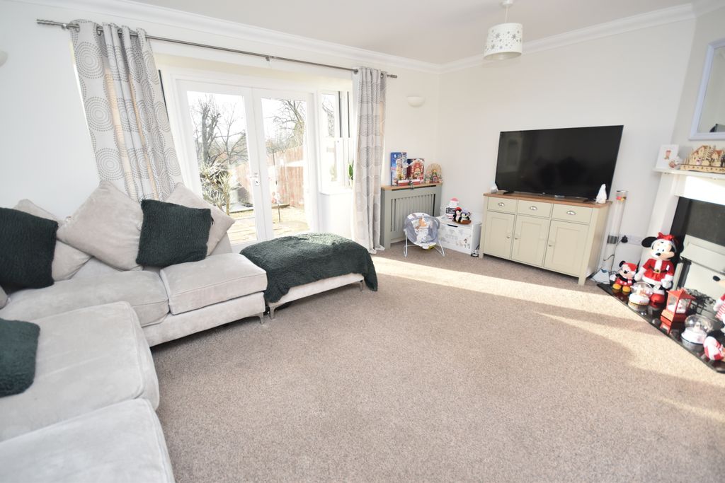 Property photo 3 of 12 Lounge