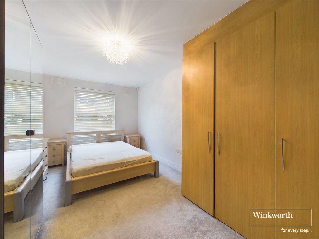 Property photo 2 of 7 Main Bedroom