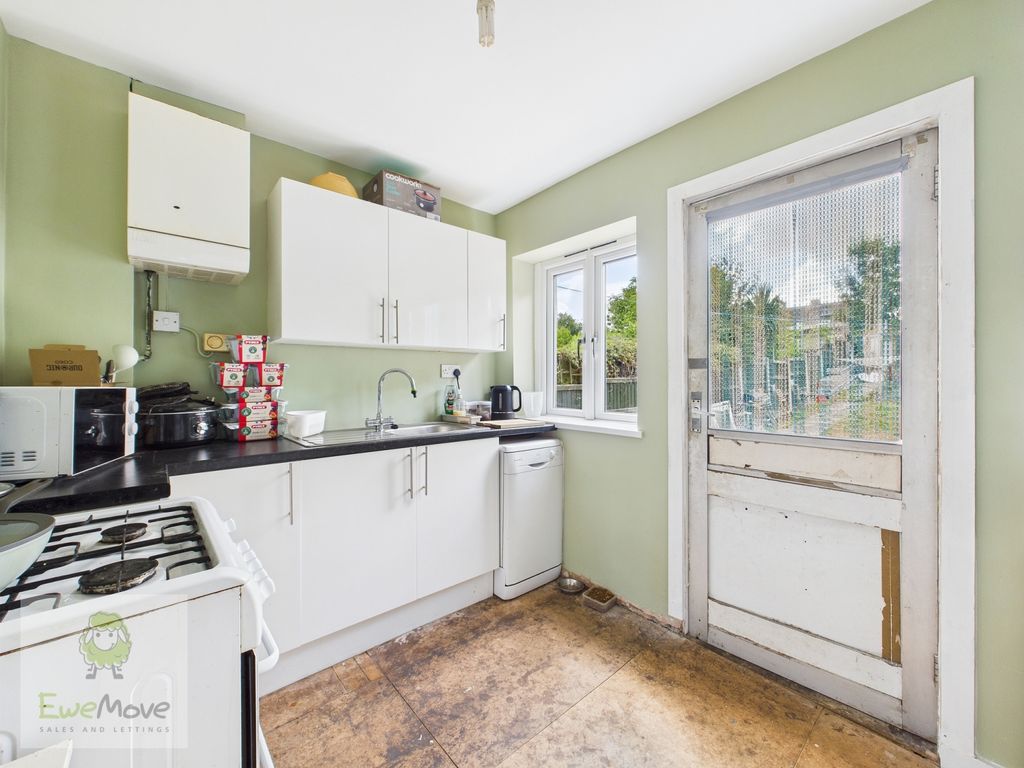 Property photo 3 of 12 Kitchen
