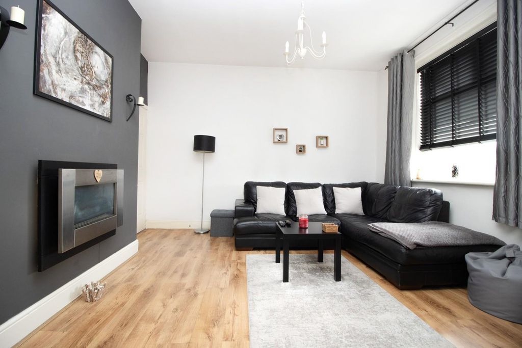 Property photo 3 of 9 7