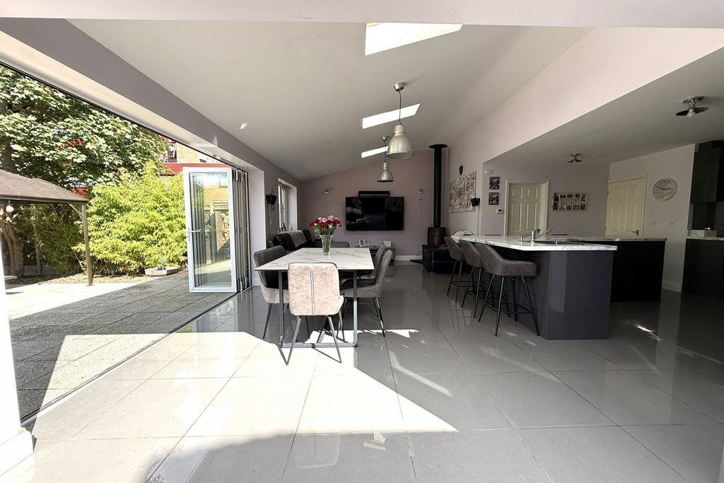 Property photo 2 of 23 Gallery