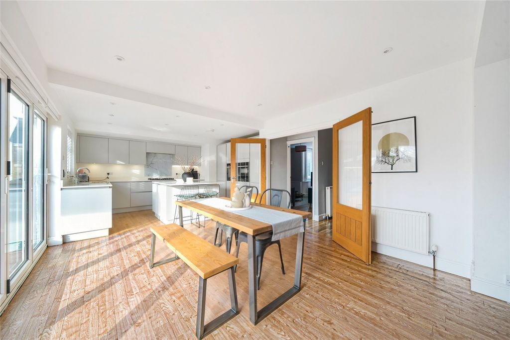 Property photo 3 of 34 Bright Space