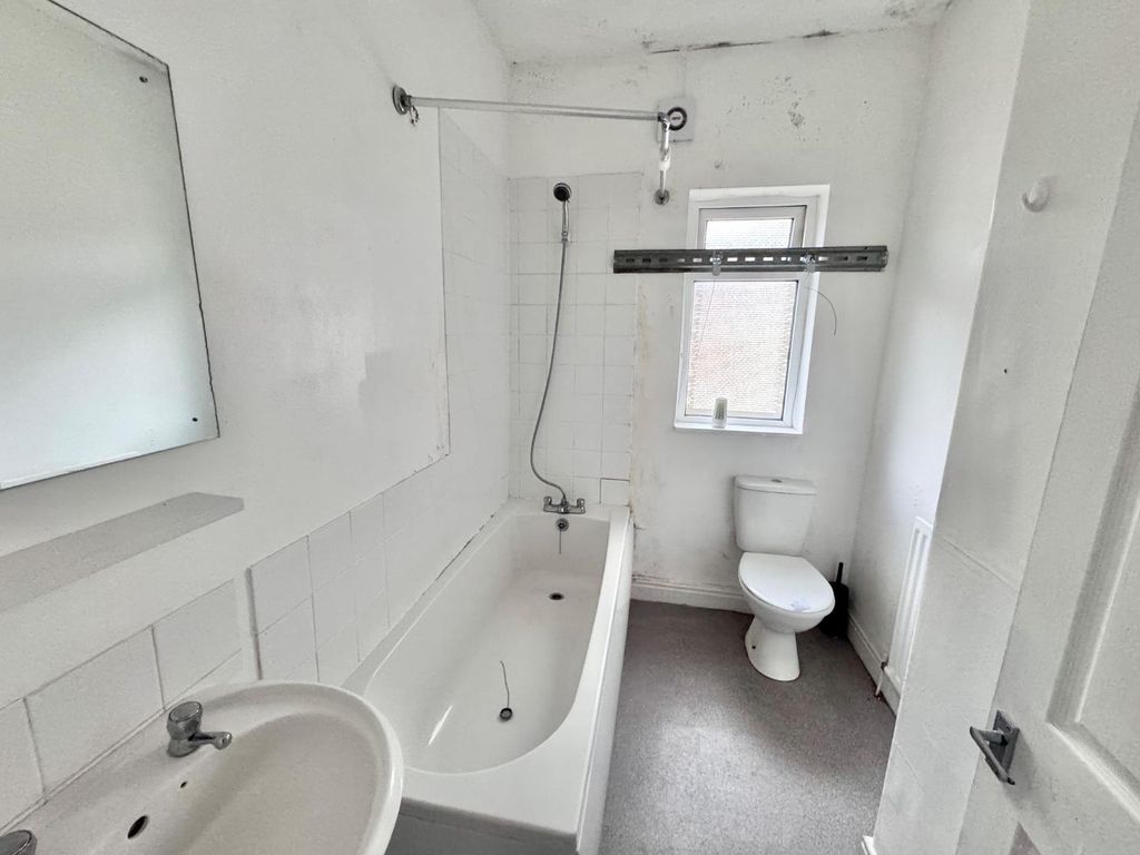 Property photo 3 of 7 Bathroom