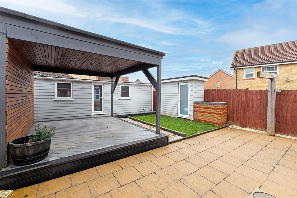 Property photo 2 of 22 Doulton Close-21.Jpg