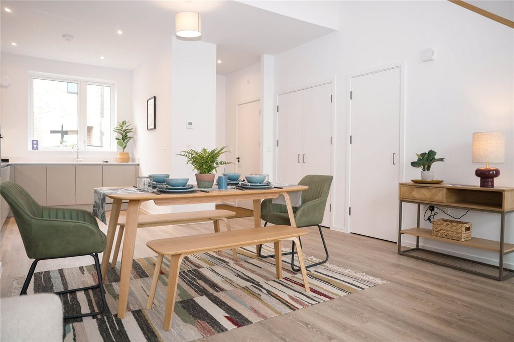 Property photo 3 of 12 Show Home