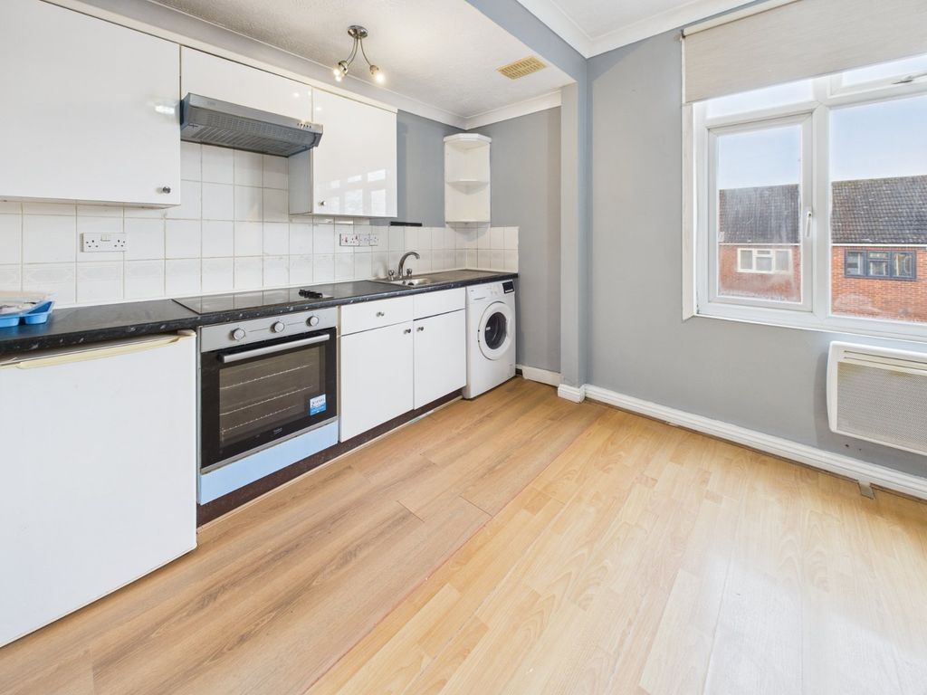 Property photo 3 of 6 Kitchen