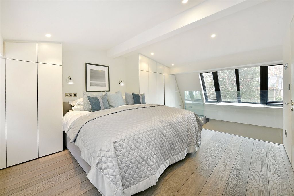 Property photo 3 of 10 Bedroom