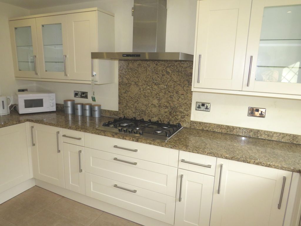 Property photo 3 of 11 Kitchen