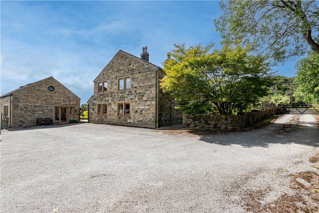 Property photo 2 of 43 Extensive Parking