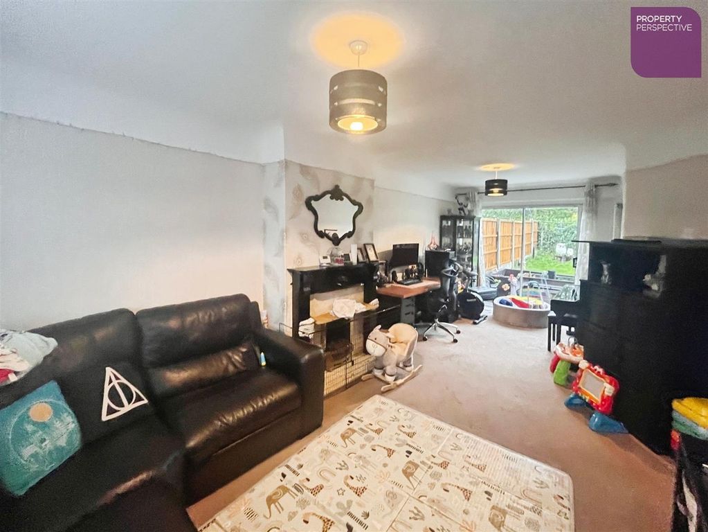 Property photo 3 of 10 Through Lounge