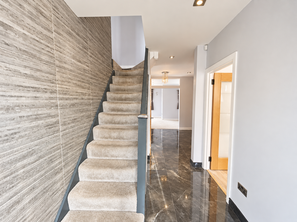Property photo 2 of 16 Hallway