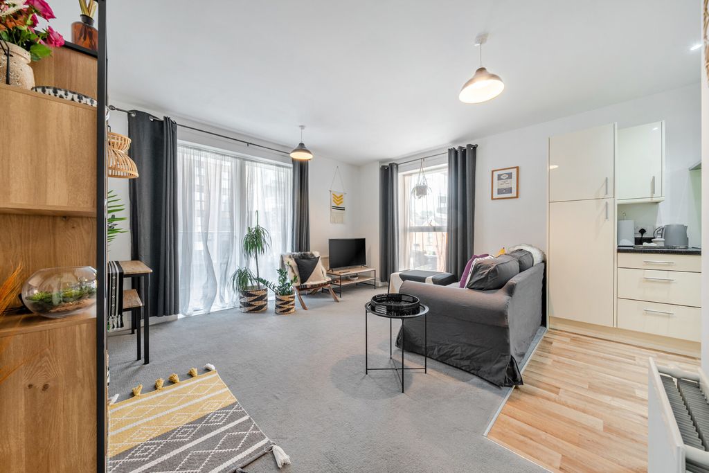 Property photo 2 of 18 1481670-15-6A3B9A...