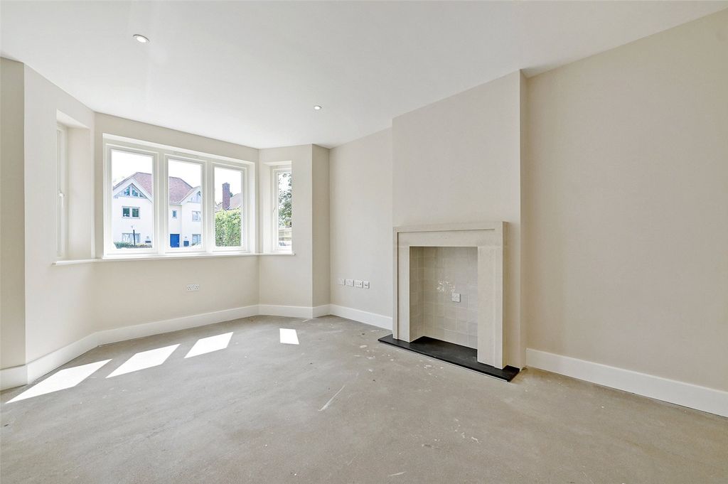 Property photo 3 of 14 Sitting Room