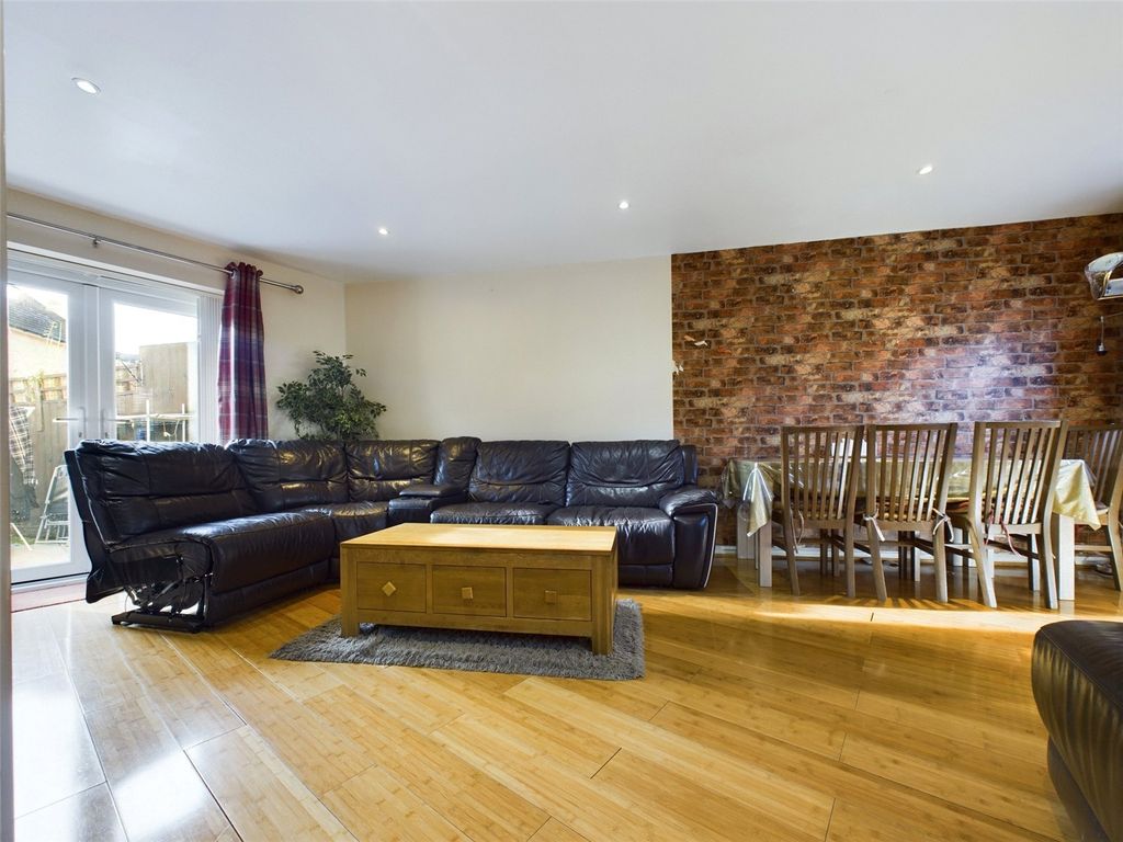 Property photo 3 of 17 Picture No. 02