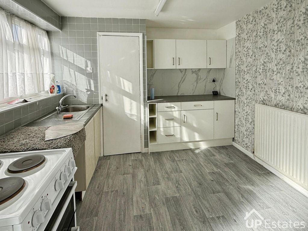 Property photo 3 of 13 Kitchen