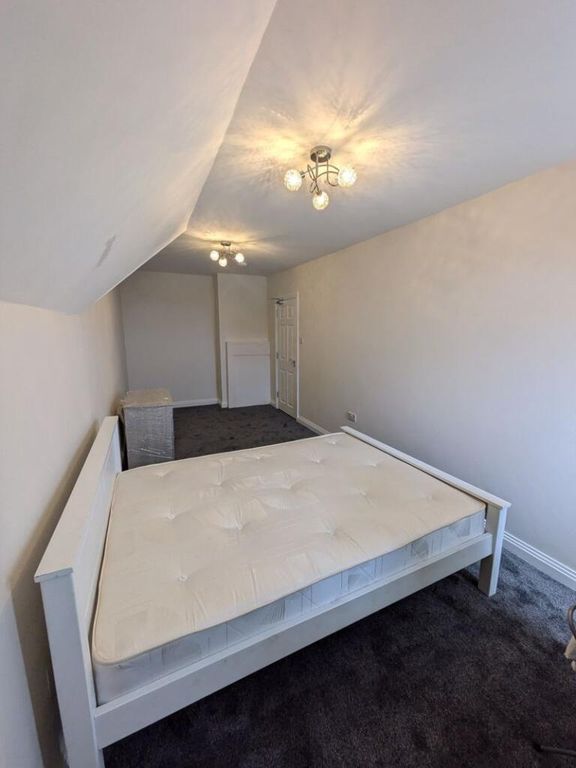 Property photo 2 of 9 Bright, Neutrally Decorated Double Bedroom With A ...