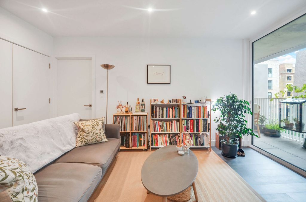 Property photo 1 of 21 Lounge Area (1).Jpg