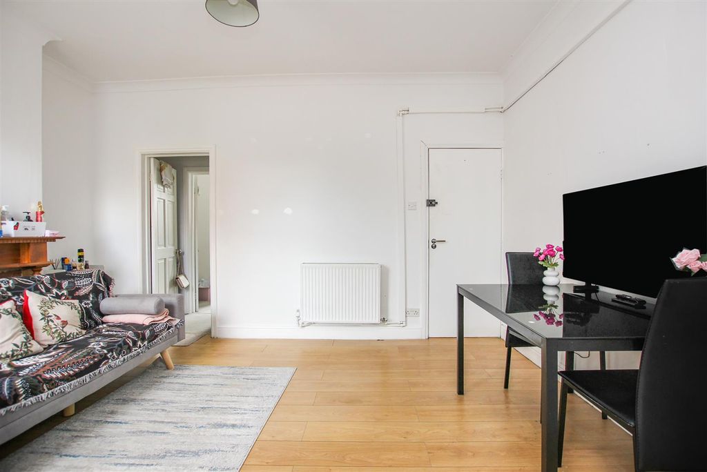 Property photo 3 of 16 Lounge Flat 2A