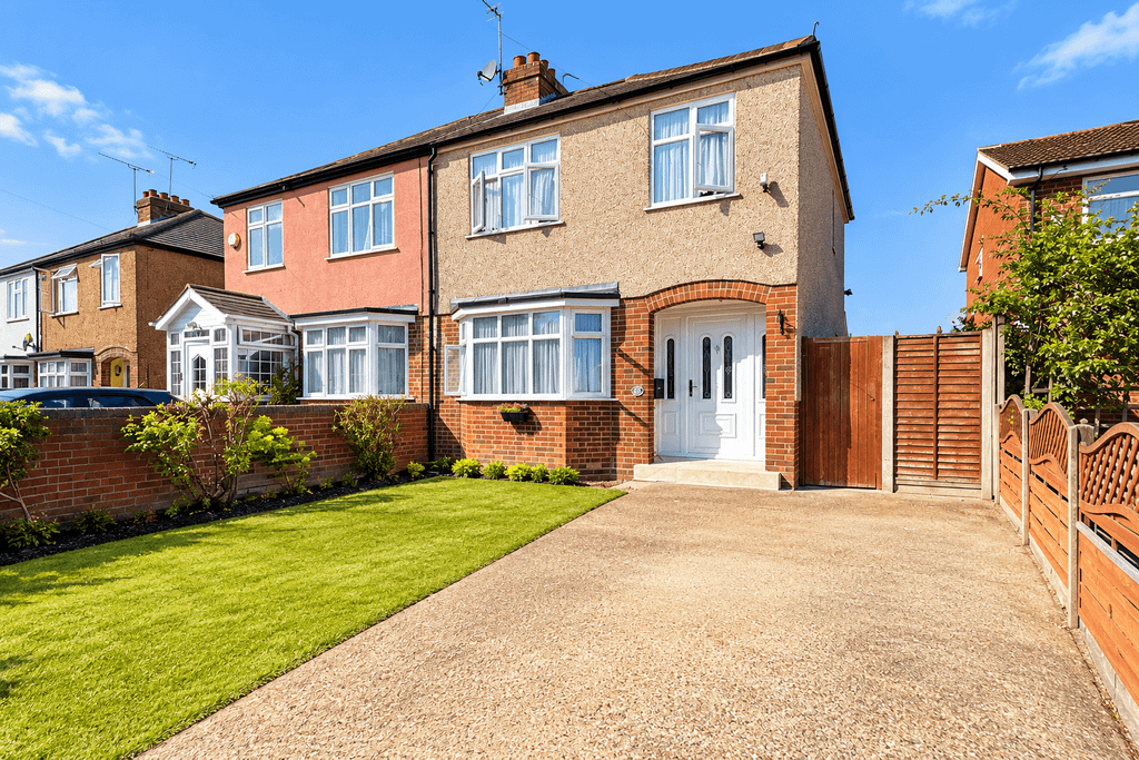 Property photo 1 of 8 Three-Bedroom Semi-Detached House To Let – Heath Road, Uxbridge, Ub10 0Sn