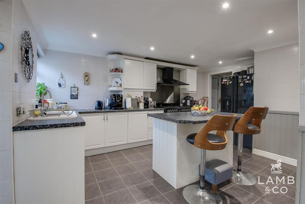 Property photo 2 of 20 Kitchen/Breakfast Room