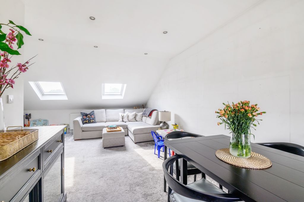 Property photo 1 of 8 850972 (1)