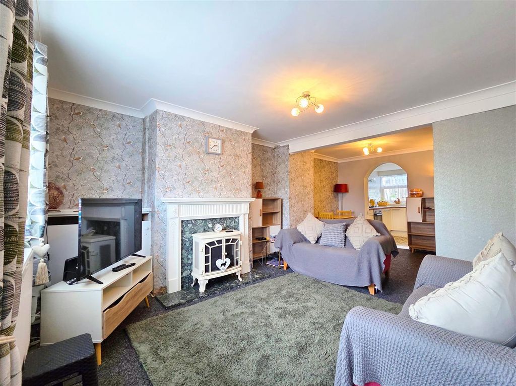 Property photo 2 of 21 Hall Street, Church Gresley (5).Jpg