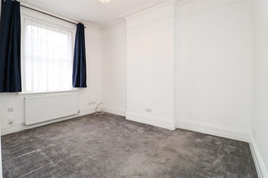 Additional image 17 of 7 bed detached house for saleSalisbury Road, Farnborough GU14