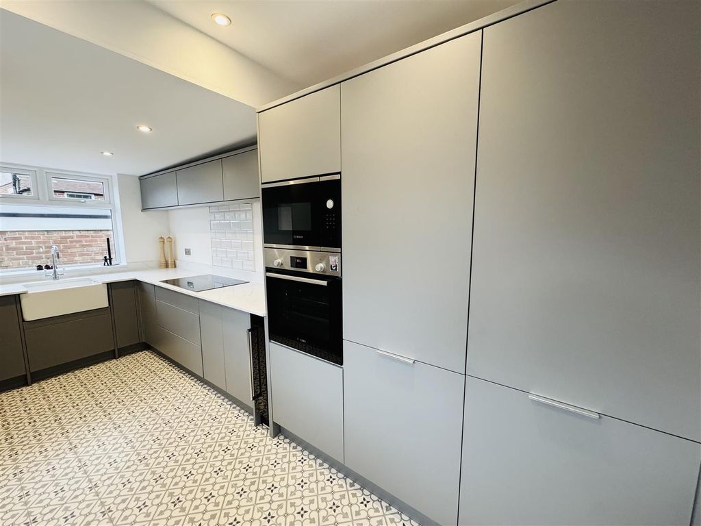 Property photo 3 of 18 Kitchen