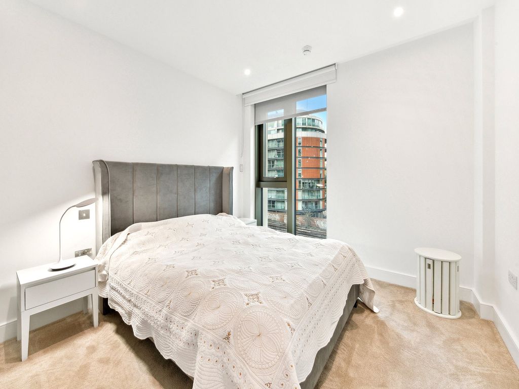 Property photo 3 of 12 24 Darwin House
