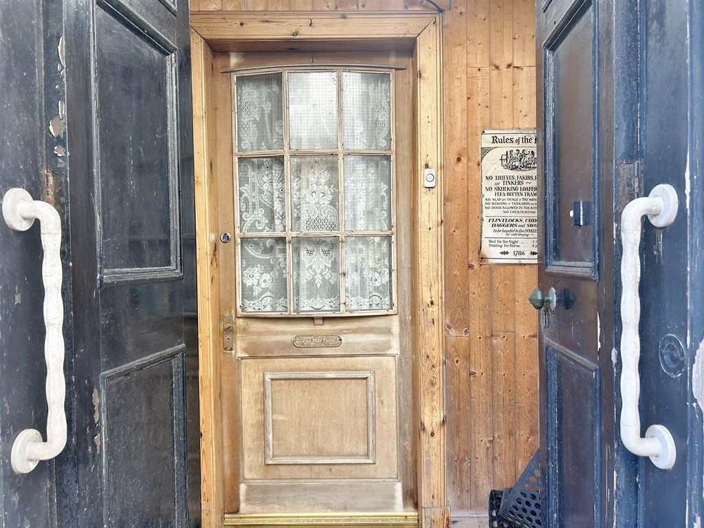 Property photo 3 of 33 Vestibule