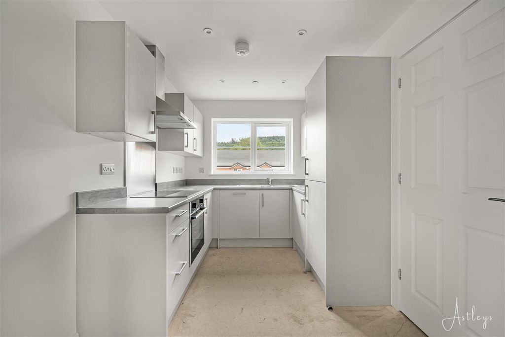 Property photo 3 of 22 Kitchen/Dining Room