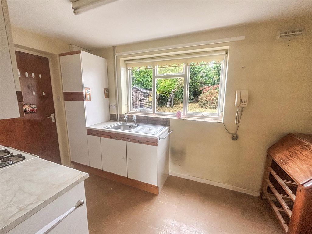 Property photo 3 of 9 Kitchen